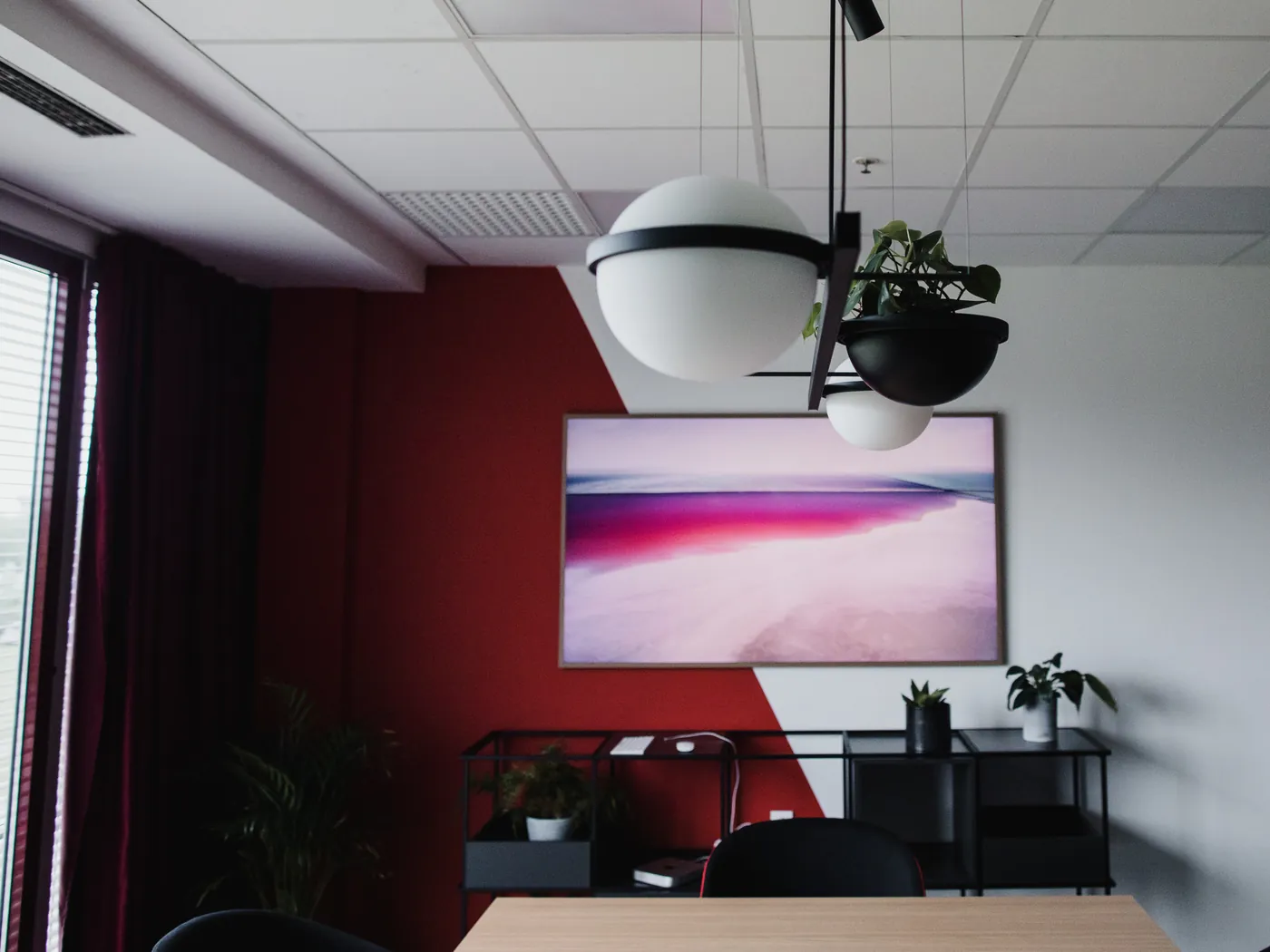 Sala za sastanke s crvenim zidom i ekranom za prezentacije
